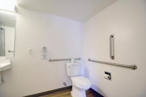 Vannituba majutusasutuses Motel 6-Lantana West Palm Beach, FL
