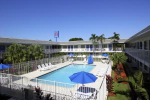 Bassein majutusasutuses Motel 6-Lantana West Palm Beach, FL või selle lähedal