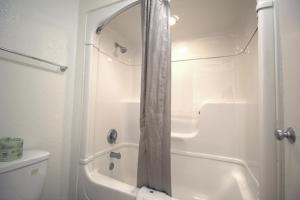 Vannituba majutusasutuses Motel 6-Lantana West Palm Beach, FL