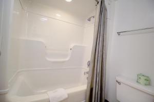 Vannituba majutusasutuses Motel 6-Lantana West Palm Beach, FL