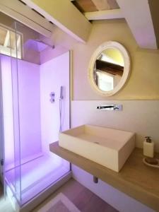 bagno con lavandino e specchio di CasaDei Home Design & Relax a Cervia