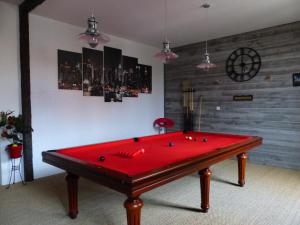 Billiards table sa Chambre d'hôtes Park des Collines - Gîte
