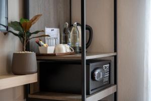 un microondas en un estante de una habitación en fyn park hotel en Makkasan
