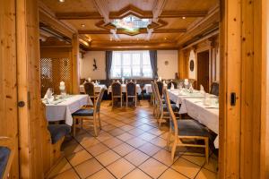 comedor con mesas y sillas y techo en Hotel Wolfringmühle en Fensterbach