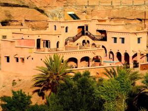 um edifício ao lado de uma montanha em Bab El Atlas em El Kelaa des Mgouna