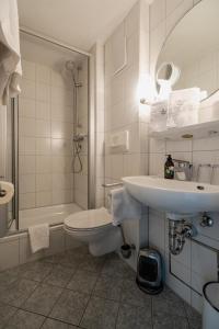 オーバーマイゼルシュタインにあるGästehaus Dauserのバスルーム(洗面台、トイレ、バスタブ付)