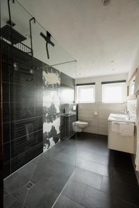 オーバーマイゼルシュタインにあるGästehaus Dauserのバスルーム(シャワー、トイレ、シンク付)