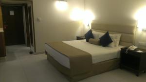 Cama ou camas em um quarto em Regent Plaza Hotel & Convention Center