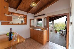 een keuken met een wastafel en een aanrecht bij GrapeVine Villa in Gavalochori
