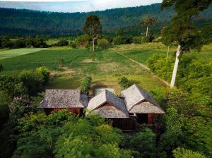una vista aérea de una casa en un campo en Ma Maison Khaoyai, en Ban Sap Bon