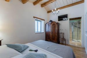Posteľ alebo postele v izbe v ubytovaní House Grandići 1852 + 37 fotografií