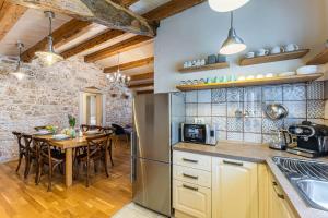 Kuchyňa alebo kuchynka v ubytovaní House Grandići 1852
