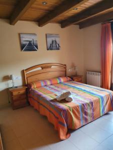 um quarto com uma cama com uma cabeceira de madeira em Allotjament Rural Casa Bernat em Sapeira