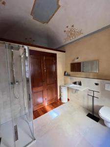 アオスタにあるCasa di Sant'Anselmo - Le Volte - CIR VDA AOSTA 0190のバスルーム(シャワー、トイレ付)