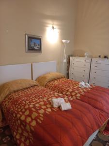 um quarto com duas camas com toalhas em Interno10 em Bari