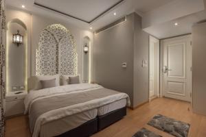 Un dormitorio con una cama grande y una ventana en Miramar Boutique Hotel, en Alejandría