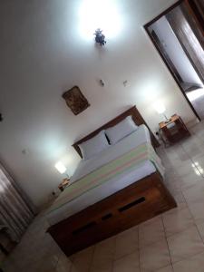 - une chambre avec un grand lit dans l'établissement Ceylon Travel and Stay Lodge, à Battaramulla
