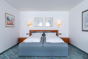 巴特恩豪森的住宿－Hotel Wittekindsquelle，一张位于房间的床,上面有两个枕头