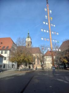 um grande edifício com uma torre de relógio e uma rua em Hotel Krone Bad Cannstatt em Estugarda