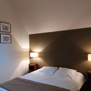 um quarto com uma cama com uma grande cabeceira preta em Chateau de Vaux em Gesnes-le-Gandelin