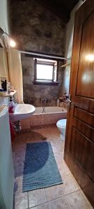ein Badezimmer mit einer Badewanne, einem Waschbecken und einem WC in der Unterkunft Lilea Country House in Lílaia