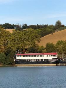 un tren sentado en el agua junto a un lago en Le Hameau du lac, en Marciac