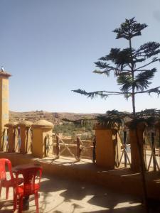 a patio with chairs and a view of the desert at Authentique Berbère in Agoulzi