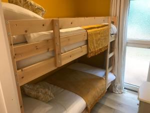 Foxes Sea Side Retreat Deluxe Chalet is a lovely holiday home tucked away on the Kent Coast في Kingsdown: سريرين بطابقين في غرفة مع نافذة +31 صورة