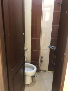 - une salle de bains avec toilettes dans une cabine dans l'établissement DİZLEK PANSİYON, à Antalya