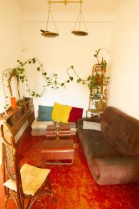 uma sala de estar com um sofá e uma mesa em Jolie chambre dans appartement cosy en plein centre em Marselha