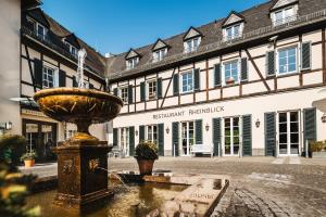 einen Brunnen in einem Innenhof vor einem Gebäude in der Unterkunft Rheinhotel Schulz in Unkel