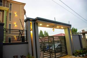 una terrazza schermata con tavolo e sedie di Secure cozy getaway near Kampala business district a Kampala