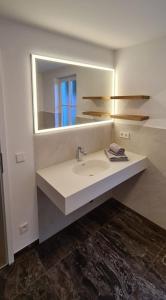 bagno con lavandino e specchio di OSCARS Hotel 1415 a Bad Liebenzell