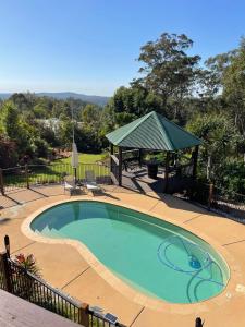 einen großen Pool mit Pavillon im Hof in der Unterkunft Tunnel Ridge Outlook in Mooloolah