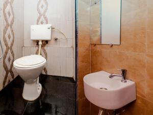 Koupelna v ubytování Hotel KGN Near CST Railway Station Mumbai and Haj House Mumbai Near Crawford Market Mumbai