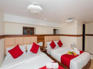 Postel nebo postele na pokoji v ubytování Hotel KGN Near CST Railway Station Mumbai and Haj House Mumbai Near Crawford Market Mumbai
