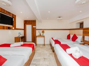 Postel nebo postele na pokoji v ubytování Hotel KGN Near CST Railway Station Mumbai and Haj House Mumbai Near Crawford Market Mumbai