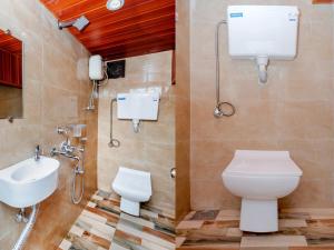 فندق كيه جي إن - مومباي في مومباي: حمام مع مرحاض ومغسلة