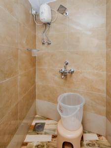 فندق كيه جي إن - مومباي في مومباي: حمام مع دلو فوق المرحاض