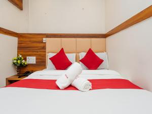 Postel nebo postele na pokoji v ubytování Hotel KGN Near CST Railway Station Mumbai and Haj House Mumbai Near Crawford Market Mumbai