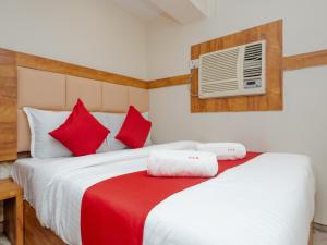 Postel nebo postele na pokoji v ubytování Hotel KGN Near CST Railway Station Mumbai and Haj House Mumbai Near Crawford Market Mumbai