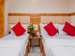 Postel nebo postele na pokoji v ubytování Hotel KGN Near CST Railway Station Mumbai and Haj House Mumbai Near Crawford Market Mumbai