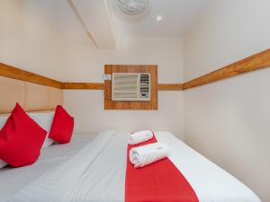 Postel nebo postele na pokoji v ubytování Hotel KGN Near CST Railway Station Mumbai and Haj House Mumbai Near Crawford Market Mumbai