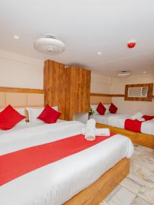 Postel nebo postele na pokoji v ubytování Hotel KGN Near CST Railway Station Mumbai and Haj House Mumbai Near Crawford Market Mumbai