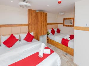 Postel nebo postele na pokoji v ubytování Hotel KGN Near CST Railway Station Mumbai and Haj House Mumbai Near Crawford Market Mumbai