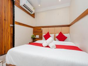 Postel nebo postele na pokoji v ubytování Hotel KGN Near CST Railway Station Mumbai and Haj House Mumbai Near Crawford Market Mumbai