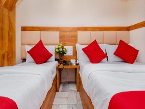 Postel nebo postele na pokoji v ubytování Hotel KGN Near CST Railway Station Mumbai and Haj House Mumbai Near Crawford Market Mumbai