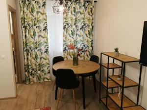 a dining room with a table and chairs and a curtain at Modern Studio in Târgu-Mureş