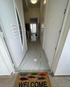 een hal met een welkomstdrug op de vloer bij apartment Julija in Okrug Donji