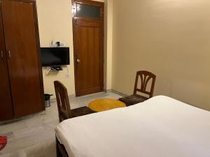 TV o dispositivi per l'intrattenimento presso Hotel Raghav Palace 1 km Jaipur Junction & Bus Stand Sindhi Camp